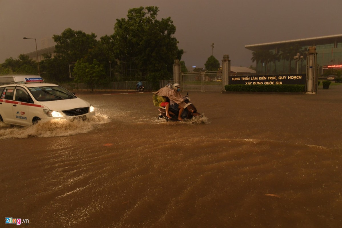 Mercedes, moto PKL &quot;chet duoi&quot; trong mua ngap Ha Noi-Hinh-3